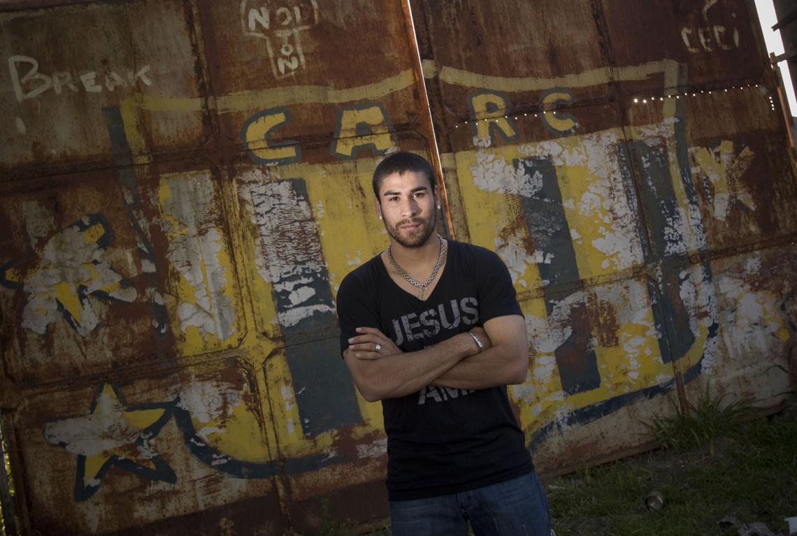 Imagen LA REMERA dice "Jesús te ama" pero no es autobombo.