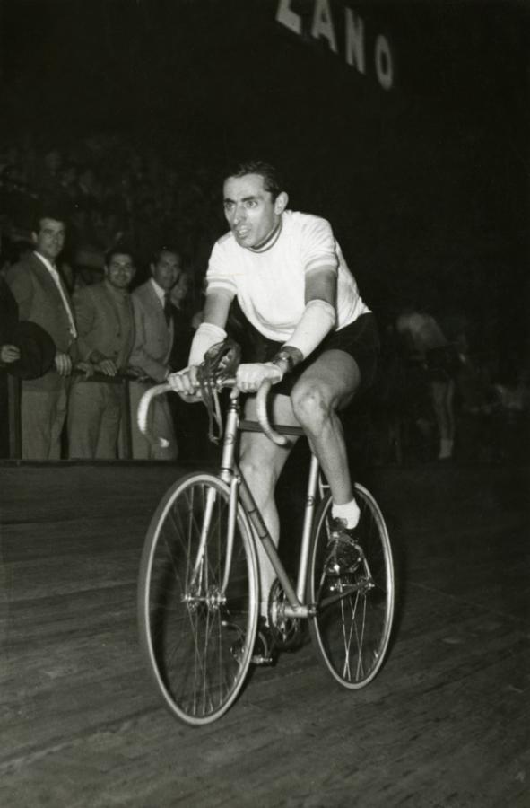 Imagen EMBLEMA DEL CICLISMO MUNDIAL, el italiano Coppi participando en 1958 de los Seis Días en Bicicleta en el Luna Park.