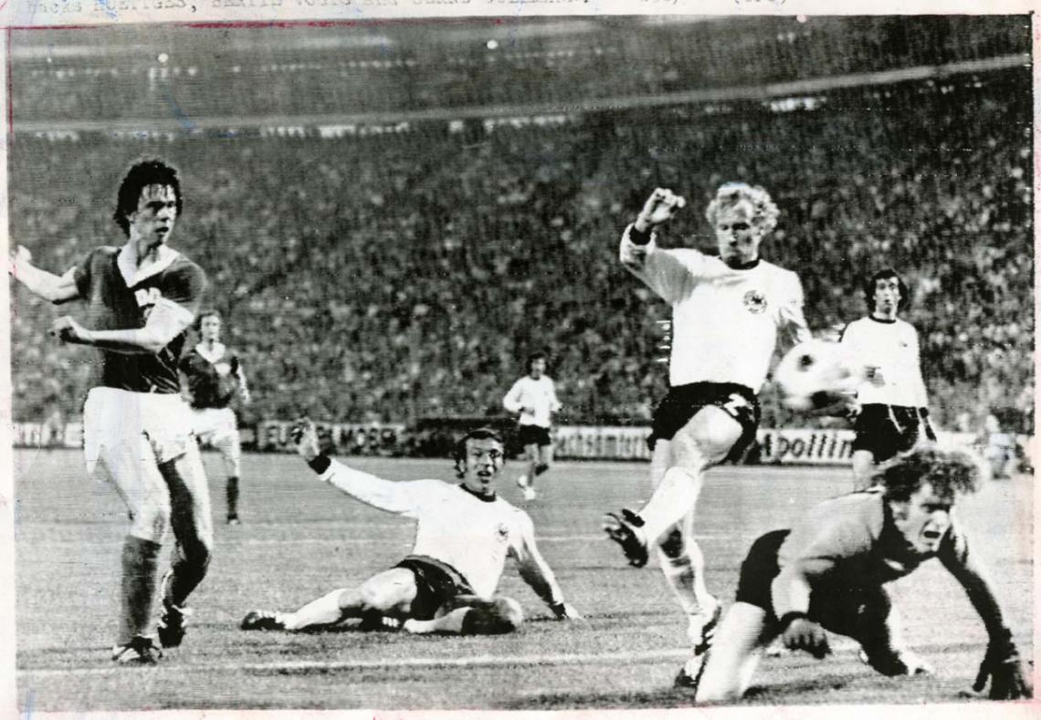 Imagen GRITELO. Sparwasser ya pateó y la pelota va a la red. Es el gol más famoso de la historia de la Cortina de Hierro. Fue en el Mundial 1974.