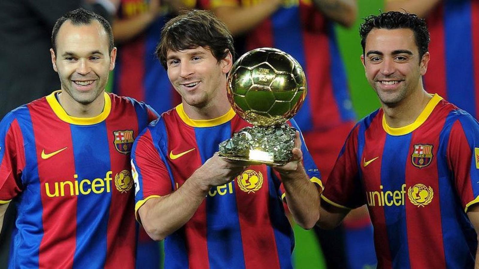 Imagen Iniesta, Messi con el Balón de Oro de 2010 y Xavi, tras una temporada espectacular con Barcelona.