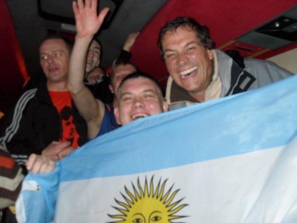 Imagen EL MEJOR FANATICO. José Luis Casalinuovo (derecha), padre de Damián, junto a un grupo de hinchas del Dundee United.