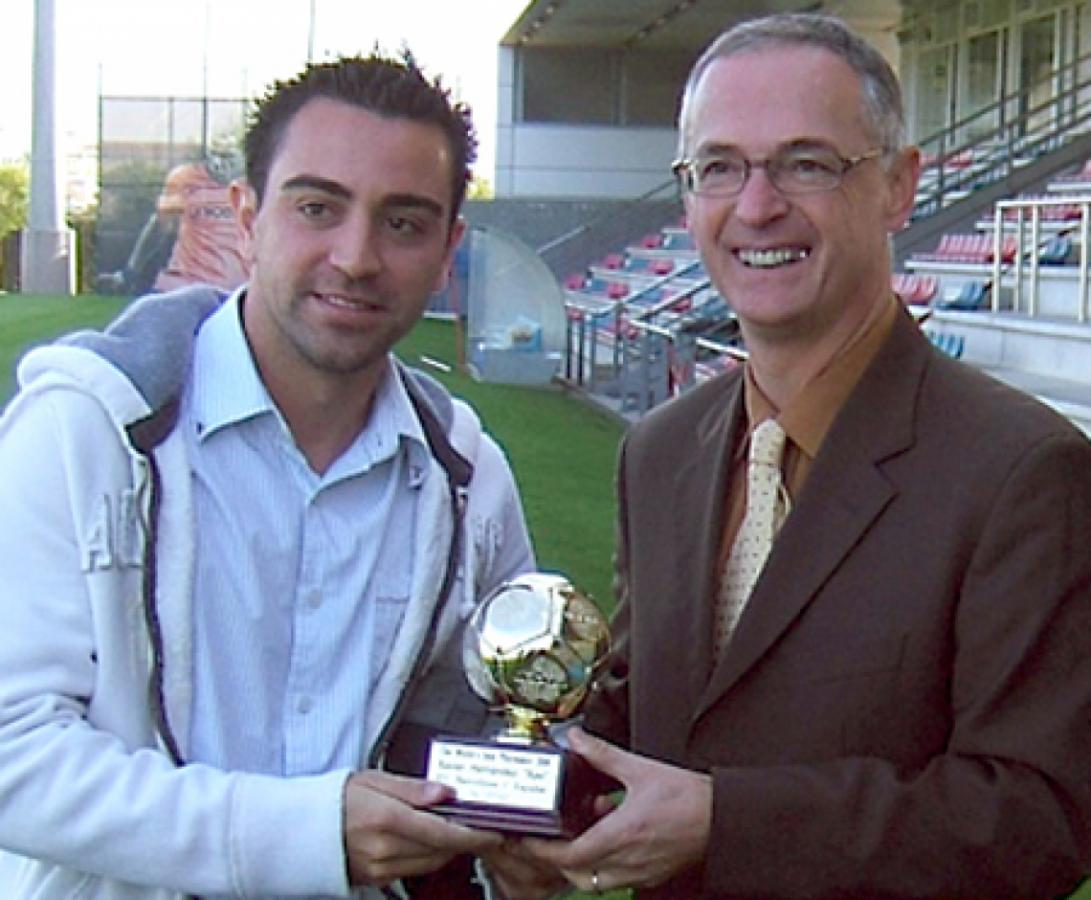 Imagen YA LO GANÓ. Xavi y el premio del año pasado (IFFHS).