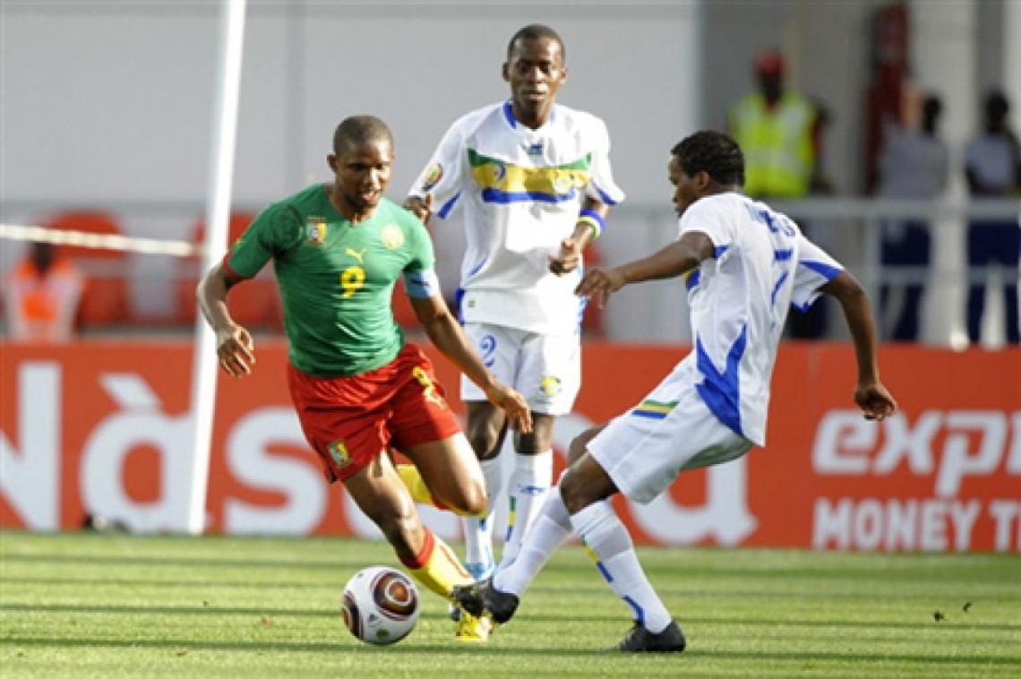 Imagen NO PUDO. Eto'o, máximo goleador en la historia de la Copa África, no pudo vulnerar la resistencia gabonesa (AFP).