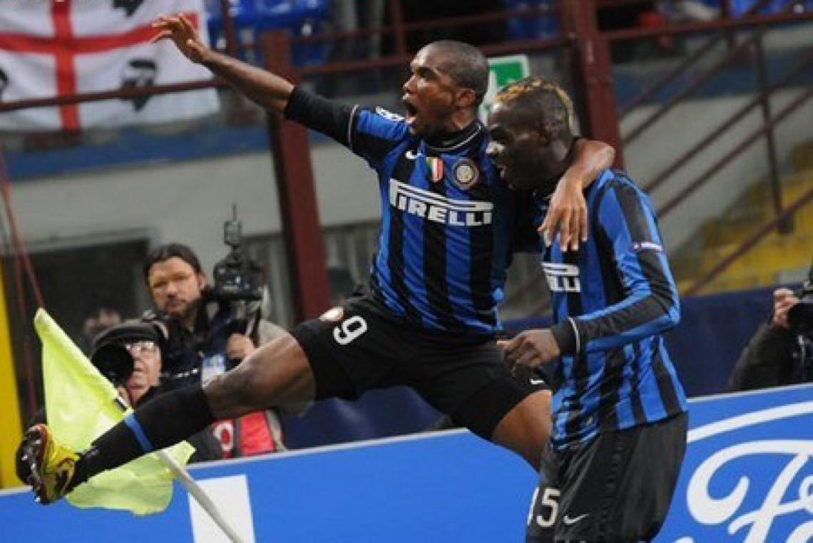 Imagen CON ETO'O. Balotelli celebrando un gol con el delantero camerunés (inter.it).