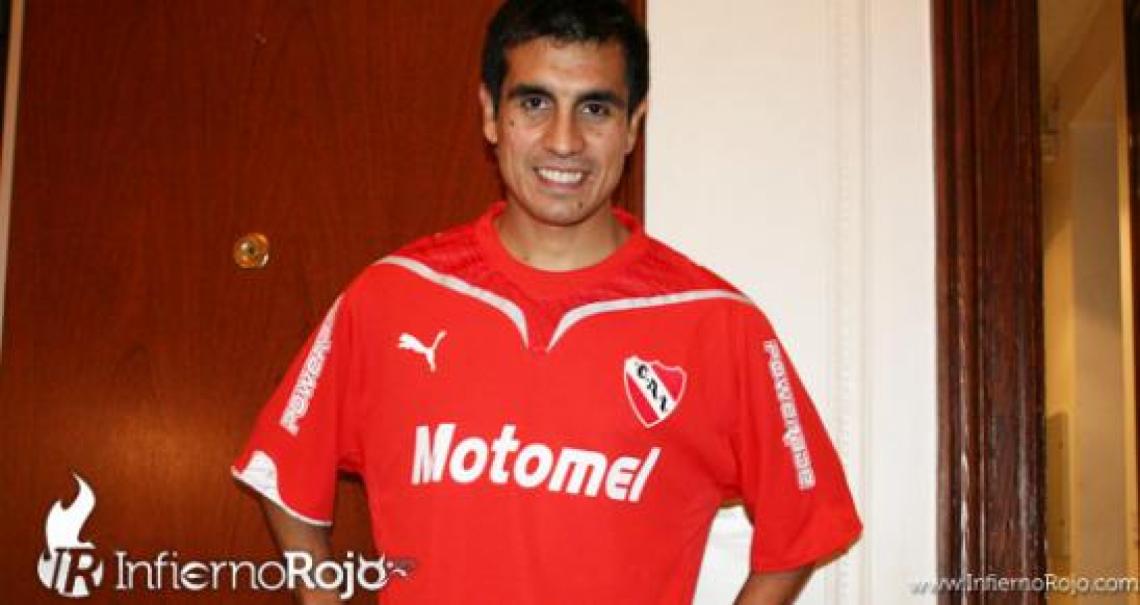 Imagen EL TANITO ya firmó y se puso la camiseta roja.