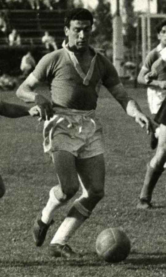 Imagen CON LA CAMISETA de Argentinos. Como DT logró ascensos con el Bicho y con Estudiantes de Buenos Aires.