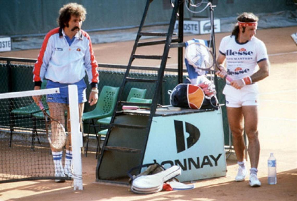 Imagen CON VILAS. Ion Tiriac (izq.), el 1 de junio de 1982, durante un descanso en una práctica de Roland Garros.