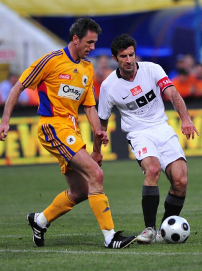 Imagen GICA Popescu, junto a Figo, en un partido amistoso con fines benéficos disputado en Bucarest, el 26 de mayo de 2008.