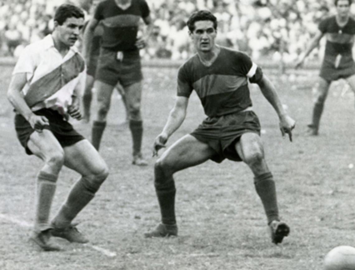 Imagen ANTE ARTIME. Orlando, capitán en un Boca-River, disputa el balón con el Luifa (Archivo El Gráfico).