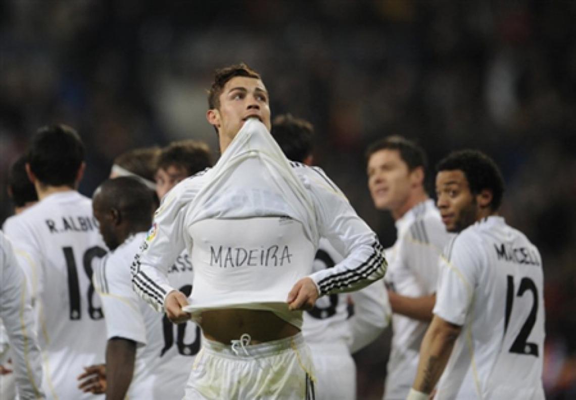 Imagen CON DEDICATORIA. Ronaldo tiene en el Real Madrid un promedio anotador superior al un gol por partido. Suele dedicar sus goles a Madeira, la humilde isla lusa en la que nació y se crió. 