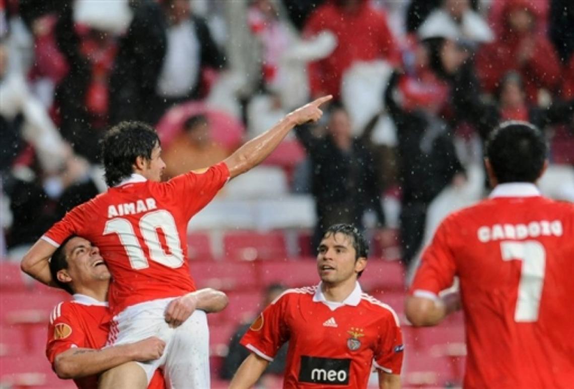 Imagen AIMAR BIEN ARRIBA en su nivel y Saviola viene a abrazarlo. Gran partido de los argentinos. (AFP)