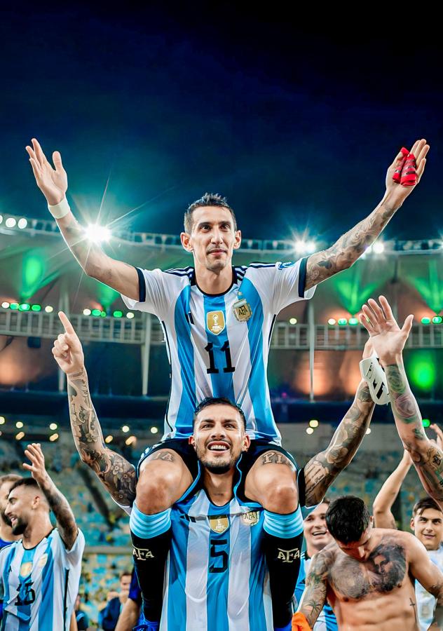 Imagen Ángel Di María y Leandro Paredes festejan el triunfo sobre Brasil en el Maracaná por Eliminatorias. El Fideo dejará la Selección tras la Copa América.