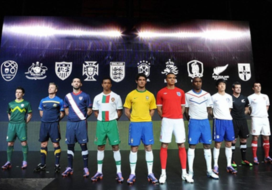 Imagen TODOS. Las nuevas equipaciones de Nike más el inglés Jenas, el "infiltrado" con Umbro (AFP).