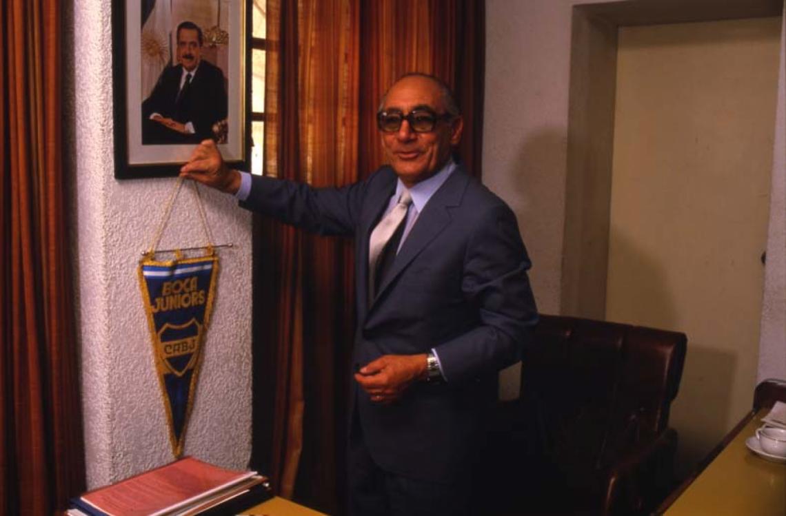 Imagen BANDERIN DE BOCA, bajo la foto de su gran amigo Raúl Alfonsín (Archivo El Gráfico).
