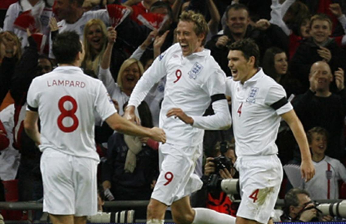 Imagen CLAVES. Lampard, Crouch y Barry ya tienen asegurado su pasaje a Sudáfrica (AFP).