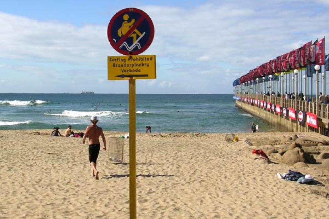 Imagen PROHIBICION en las playas de Durban, en Sudáfrica. No se permite practicar surf y tampoco se puede ingresar en estado de ebriedad. 