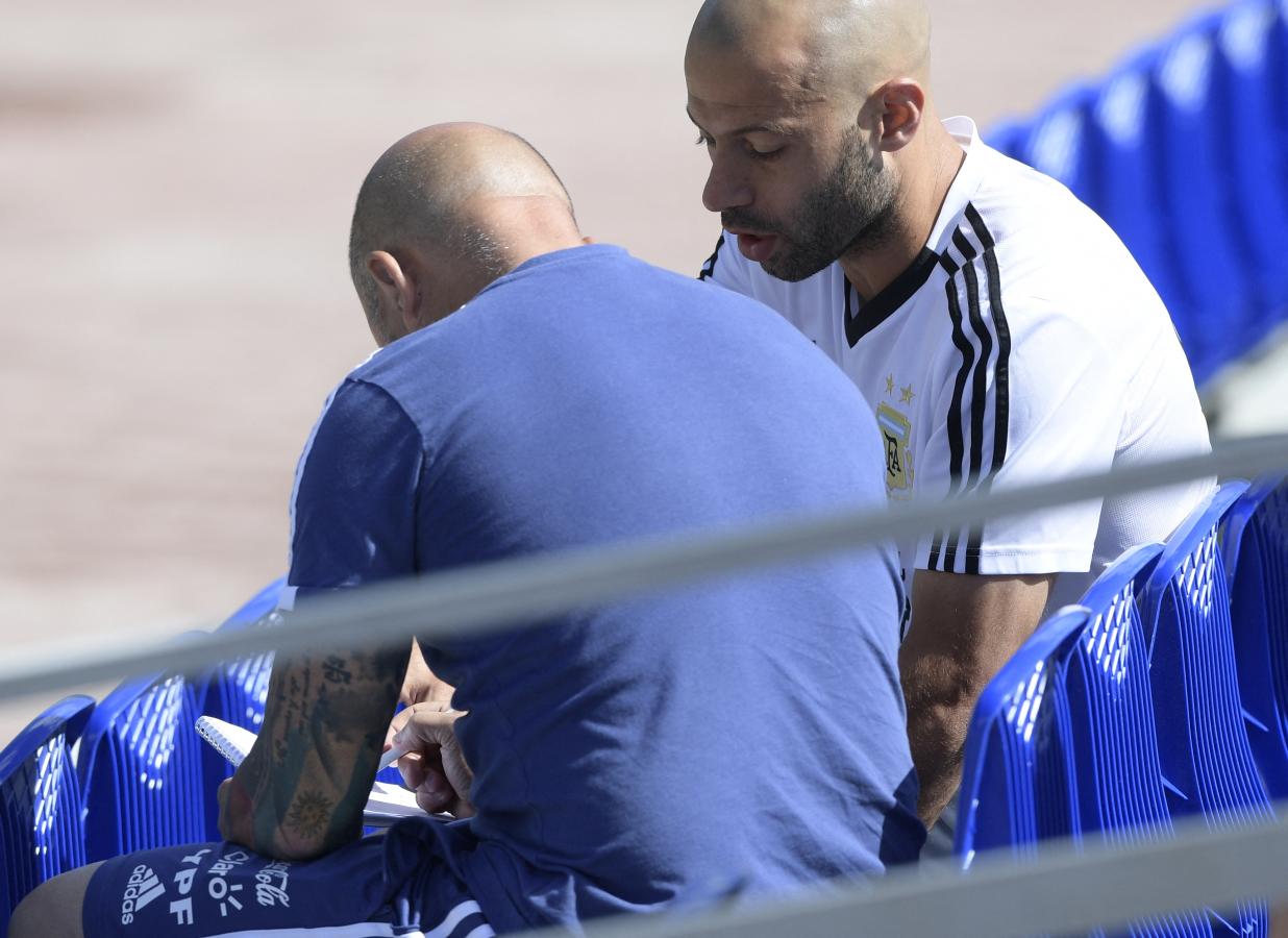 Imagen Sampaoli y Mascherano hablan sin saber todo lo que el resto hablará después (JUAN MABROMATA / AFP)