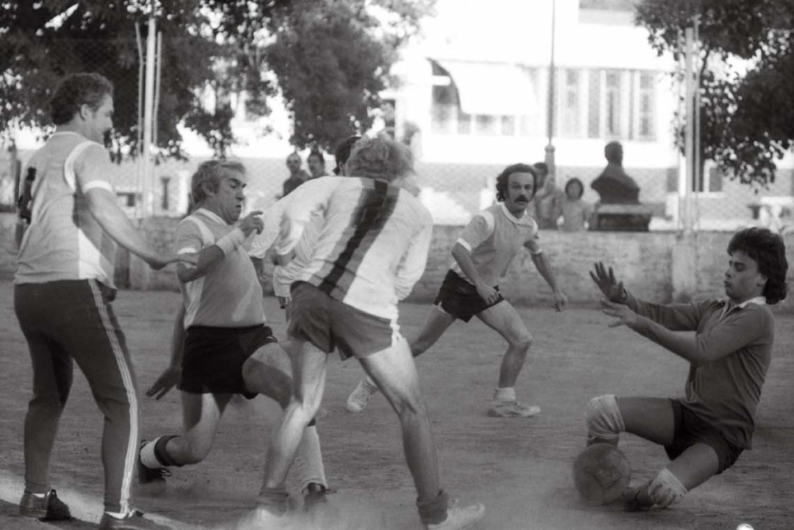 Imagen MEDIOCAMPISTA de generoso despliegue y destacada visión, participó en los Juegos Evita, donde fue compañero de Sanfilippo. En la foto, disputando un torneo entre periodistas. El que lo mira de espaldas es Fernando Niembro.