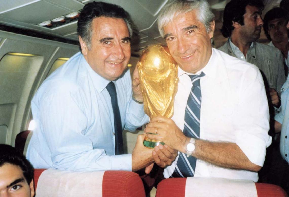Imagen DUPLA HISTÓRICA. Junto a José María Muñoz y la Copa del Mundo, en el avión de regreso de México 86. Trabajaron juntos en Radio Rivadavia en los 80.
