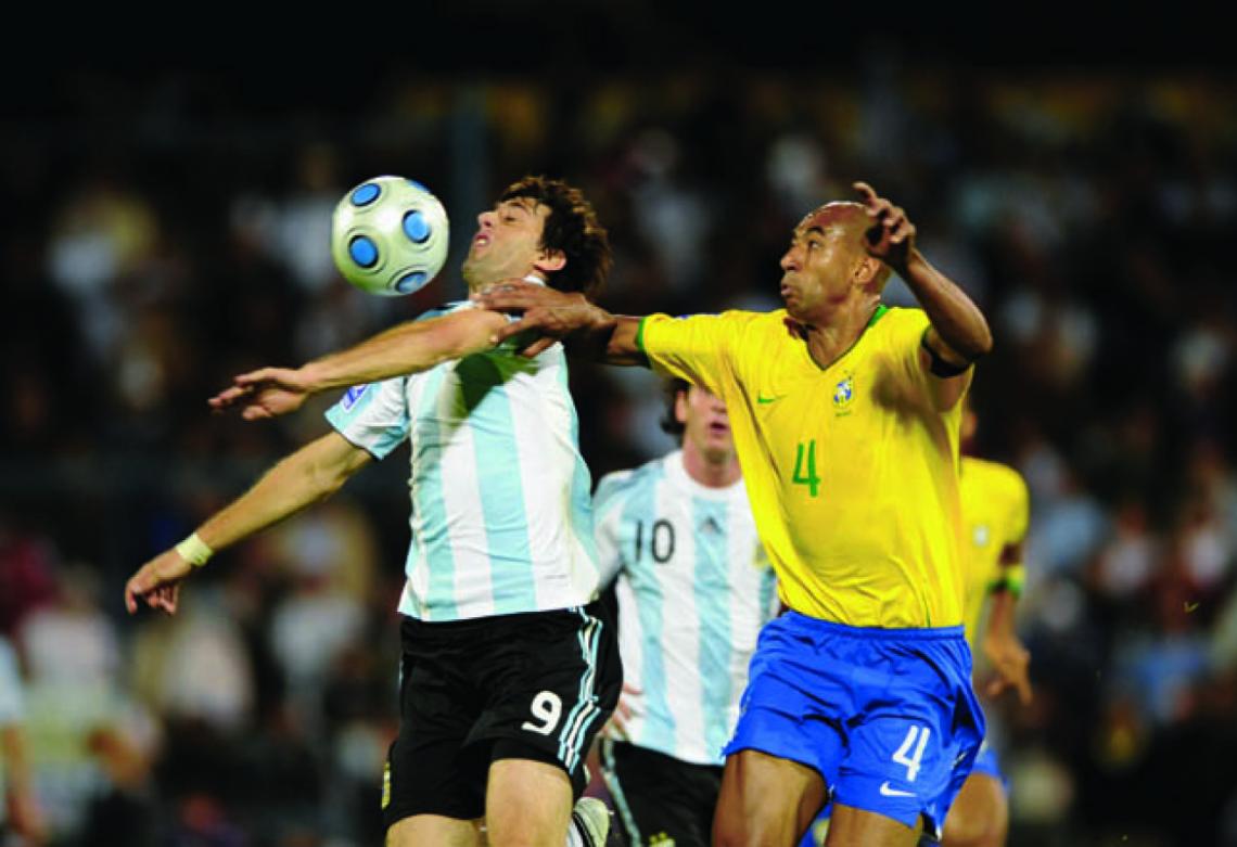 Imagen ANTE Luizao, en el 1-3 contra Brasil por Eliminatorias. Fue su último partido en la Selección.