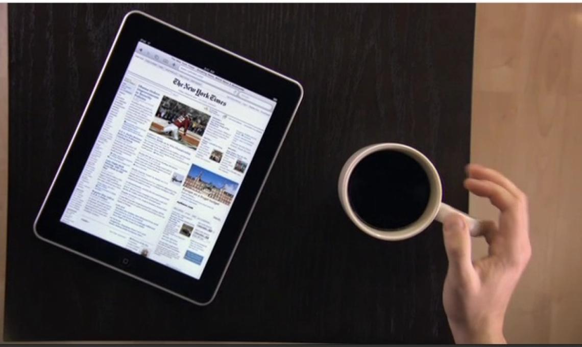Imagen La taza de café caliente sigue igual. Pero el diario ya no está. En su lugar, está el iPad con The New York Times. Así promociona Apple a su nuevo producto.