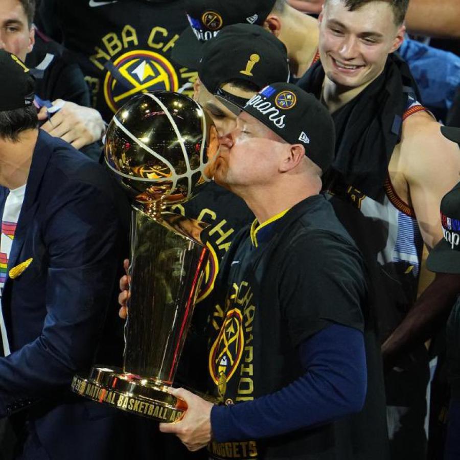 Imagen Michael Malone besa el trofeo más deseado en la historia de Denver en 2023.