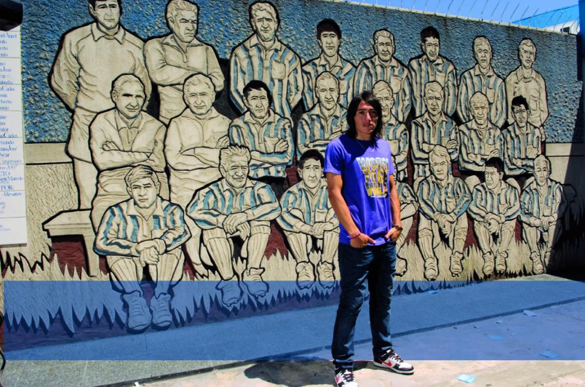 Imagen EL PAYASO posa delante del mural que recuerda a los campeones del 