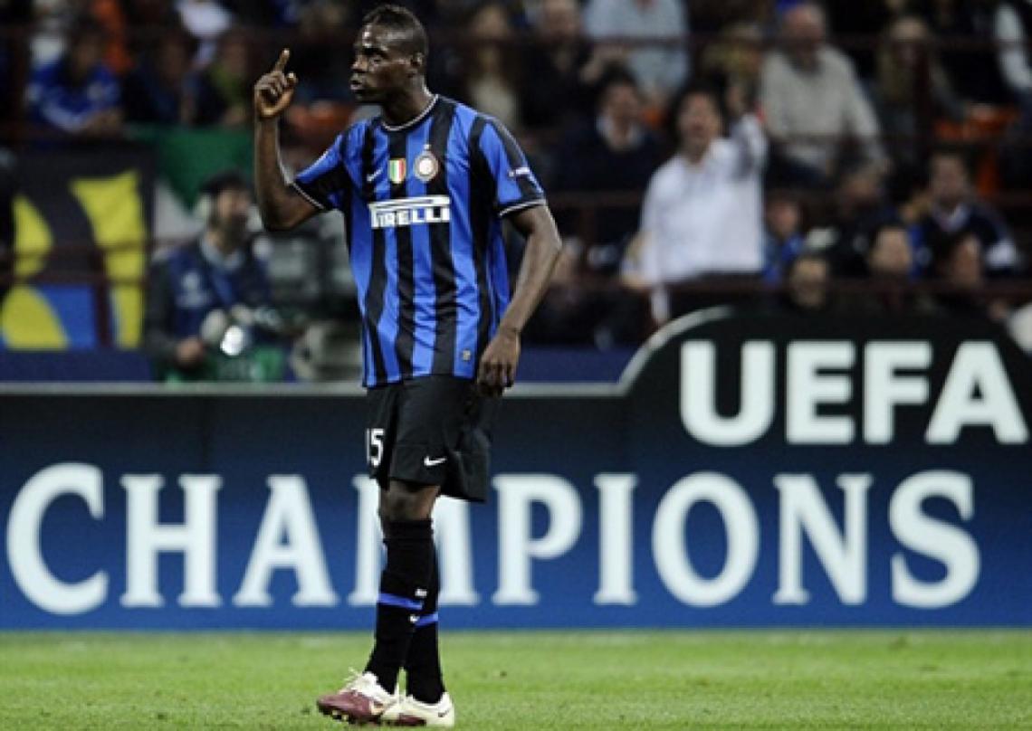 Imagen EL NIÑO TERRIBLE, Mario Balotelli, discute con los hinchas del Inter. Luego, tiró su camiseta al piso y peleó con algunos compañeros (AFP).