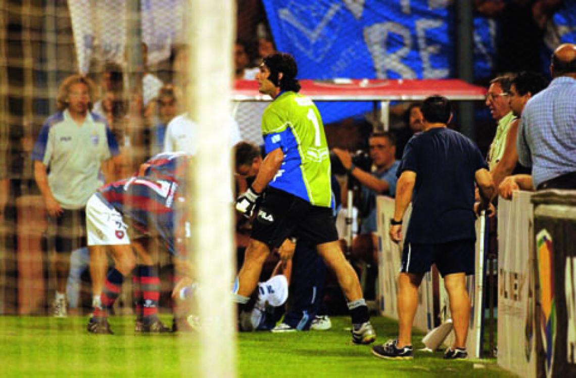 Imagen LA NOCHE que más lo avergüenza, el Vélez-San Lorenzo en el que tomó del cuello al árbitro Pezzotta. Le dieron diez fechas de suspensión.