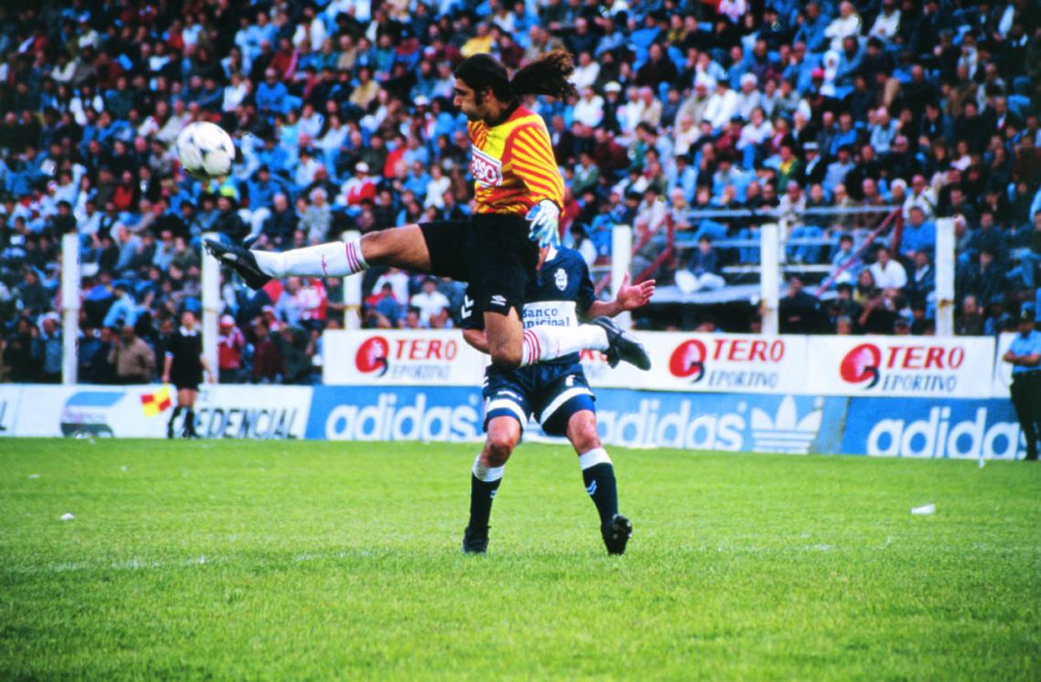 Imagen MELENA AL VIENTO en el único clásico que jugó en la primera del pincha; perdió 2-0. Jamás usó el escudo de Estudiantes en el buzo.