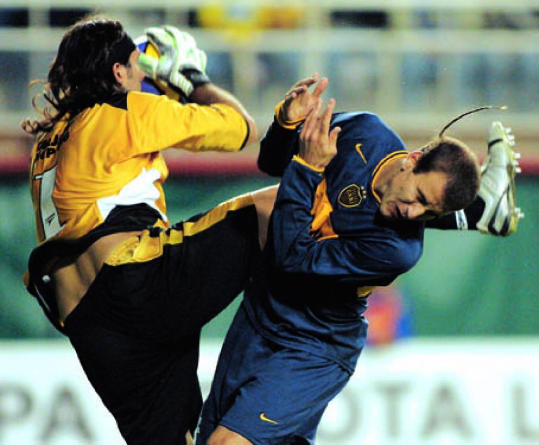 Imagen PATADÓN TREMENDO a Rodrigo Palacio, en Vélez-Boca por la Libertadores 2007. Le costó irse del club.