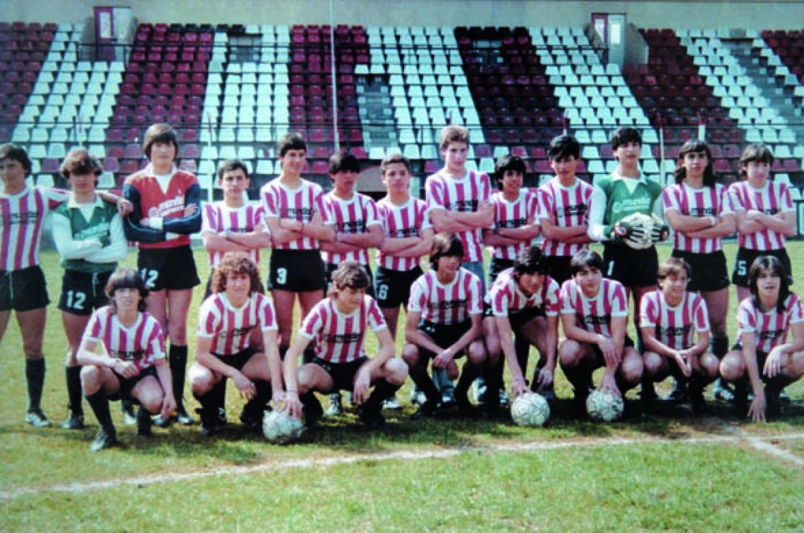 Imagen LA CATEGORÍA del ´73 de las inferiores de Estudiantes. Se distingue a Palermo en el medio y a Sessa, con la pelota en las manos.