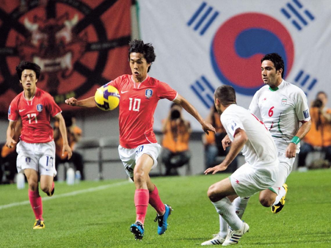 Imagen LA CORRIDA de Park Chu-Young deja en el camino al iraní Jalal, en el empate 1-1 en Seúl, que cerró el camino coreano en las eliminatorias.