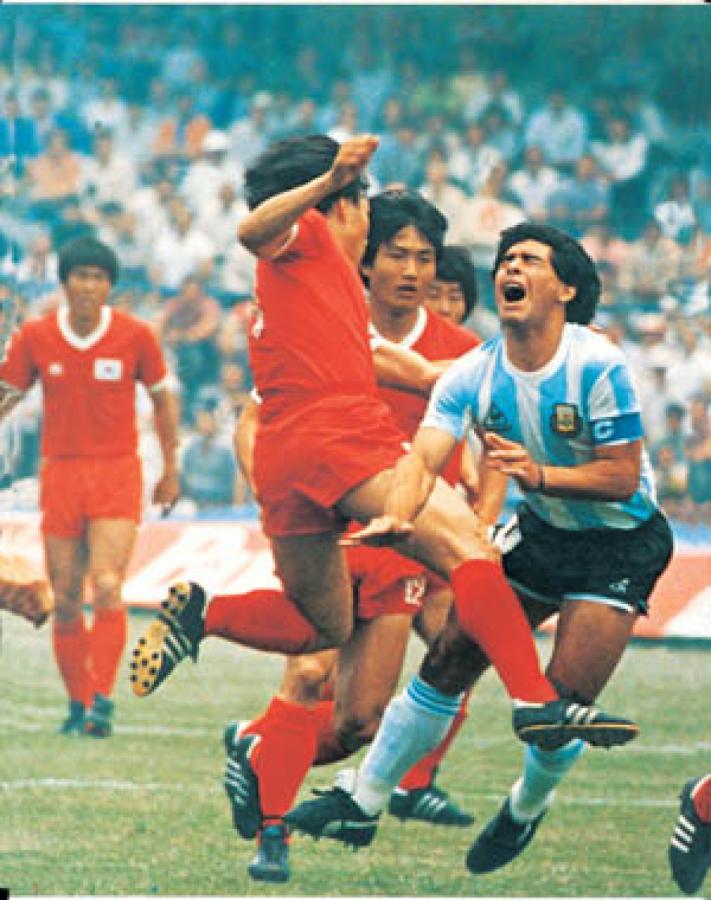 Imagen VIEJOS CONOCIDOS. En México 86, Maradona se enfrentó al actual entrenador de Corea, y vaya si lo sufrió.
