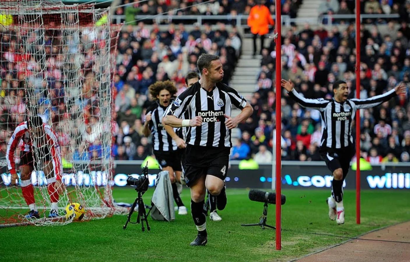 Imagen El argentino Fabricio Coloccini festeja atrás un gol de Newcastle en cancha de Sunderland. Foto: Getty
