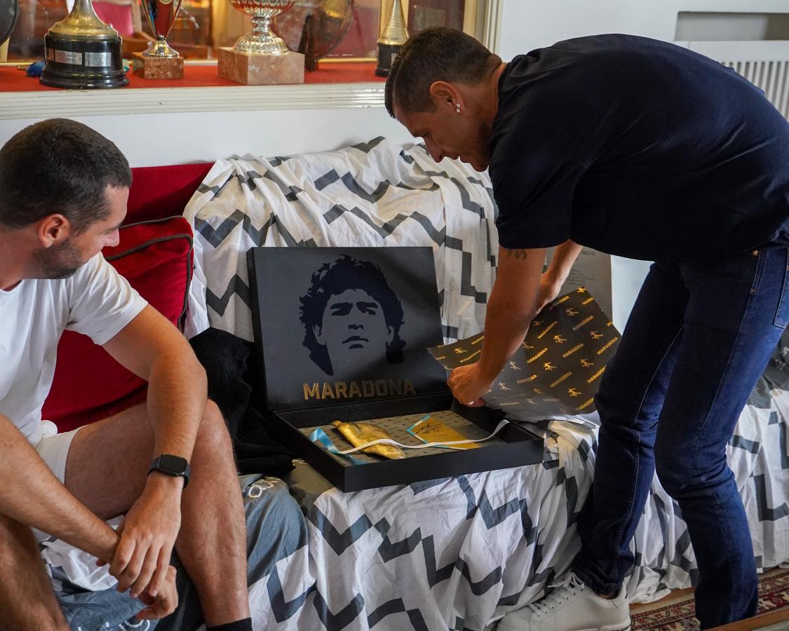 Imagen Sebastián Gutiérrez, coach de Báez, observa con admiración el pie de Maradona.
