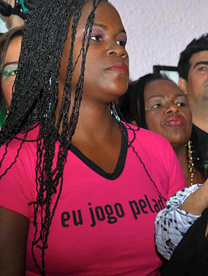 Imagen JUEGO DESNUDA dice la remera de la marca Daspú que luce esta morena. No aptas para pudorosas.