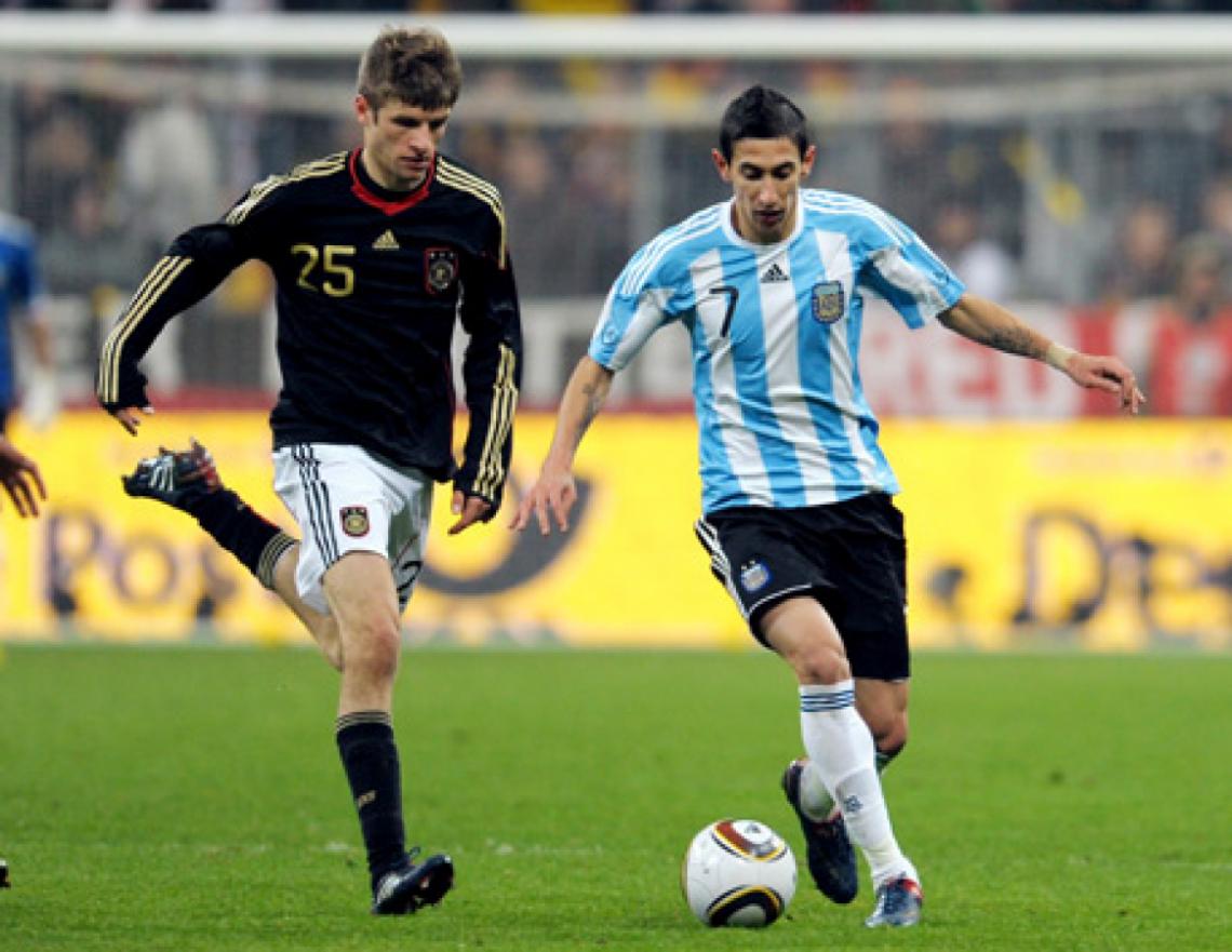 Imagen SU DEBUT con la 25 de Alemania, ante Argentina. En el Mundial usará la 13. 