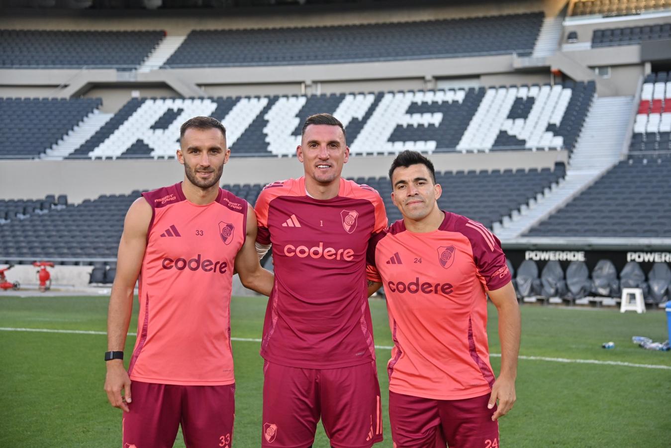Imagen Pezzella, Armani y Acuña aguardan con los brazos abiertos a Montiel.