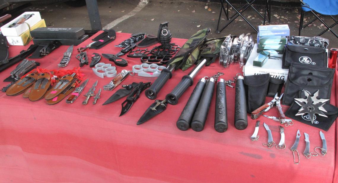 KIT PARA NINJAS o para guerrilleros. ¿La granada será de verdad? (Alejandro Del Bosco)