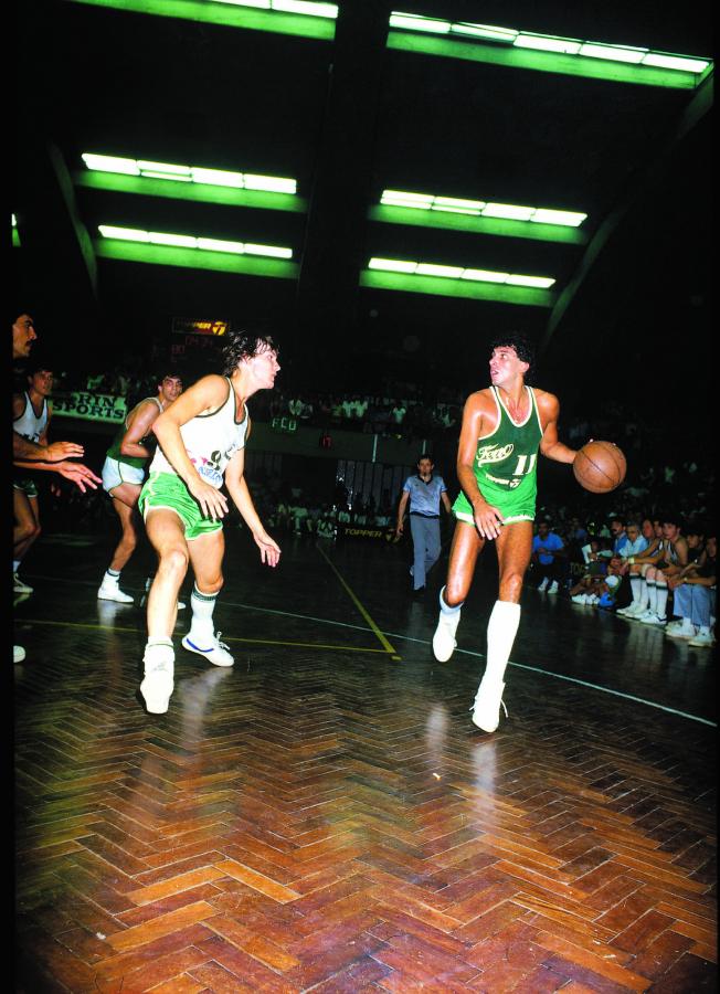 CLASICO. Ferro vs. Atenas. Cortijo pica ante Marcelo Milanesio. En 1987 las hinchadas terminaron hermanadas.