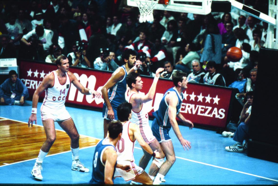 HALLAZGO. El "ball-boy" en el fondo a la izquierda es Luis Scola. Luna Park, final Yugoslavia-Unión Soviética del Mundial 90.