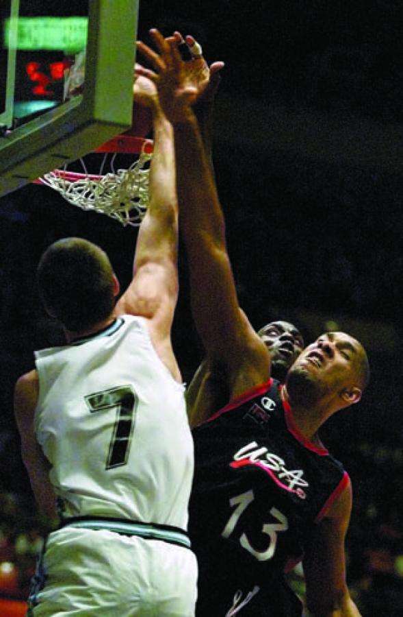 Imagen VOLCADA HISTORICA. Nocioni la entierra a Garnett (atrás) y Duncan (13), estrellas de la NBA.