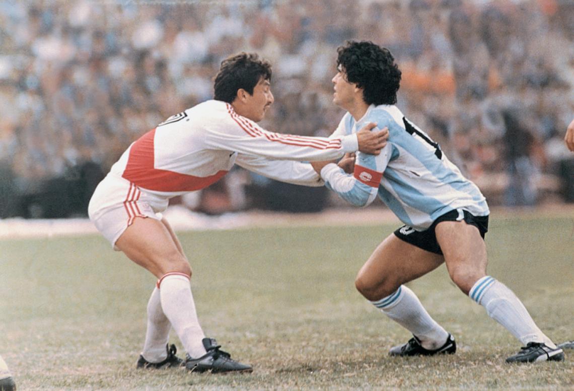 Imagen REYNA toma a Maradona. El peruano fue implacable en la marca hombre a hombre en las Eliminatorias del 86.