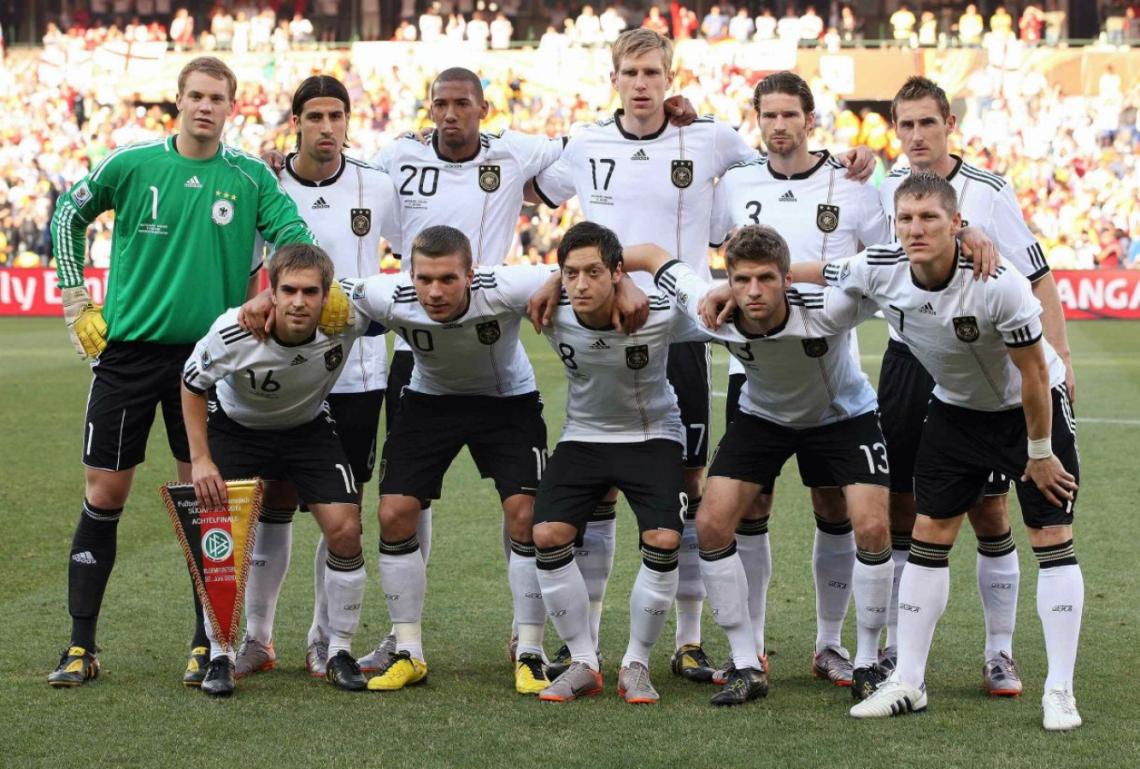 Imagen Arriba, de izquierda a derecha: Neuer, Kedhira, Mertesacker, Friedrich y Klose. Abajo: Lahm, Podolski, Özil, Müller y Schweinsteiger (Photogamma).