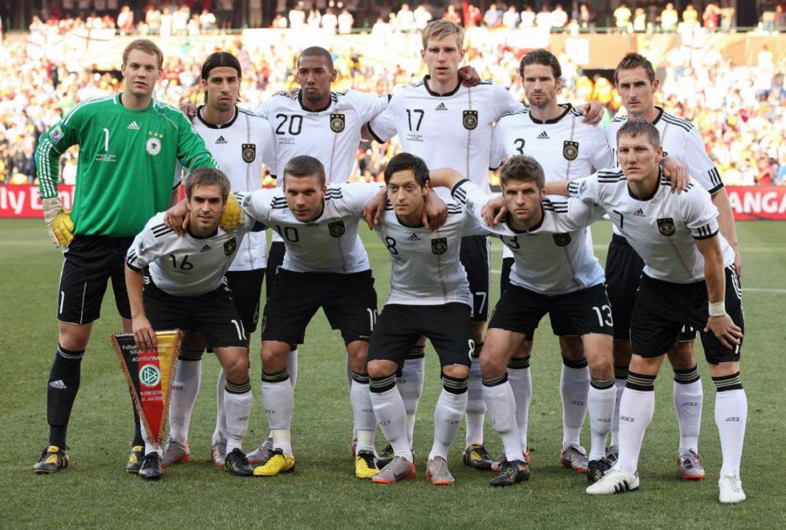 Arriba, de izquierda a derecha: Neuer, Kedhira, Mertesacker, Friedrich y Klose. Abajo: Lahm, Podolski, Özil, Müller y Schweinsteiger (Photogamma).
