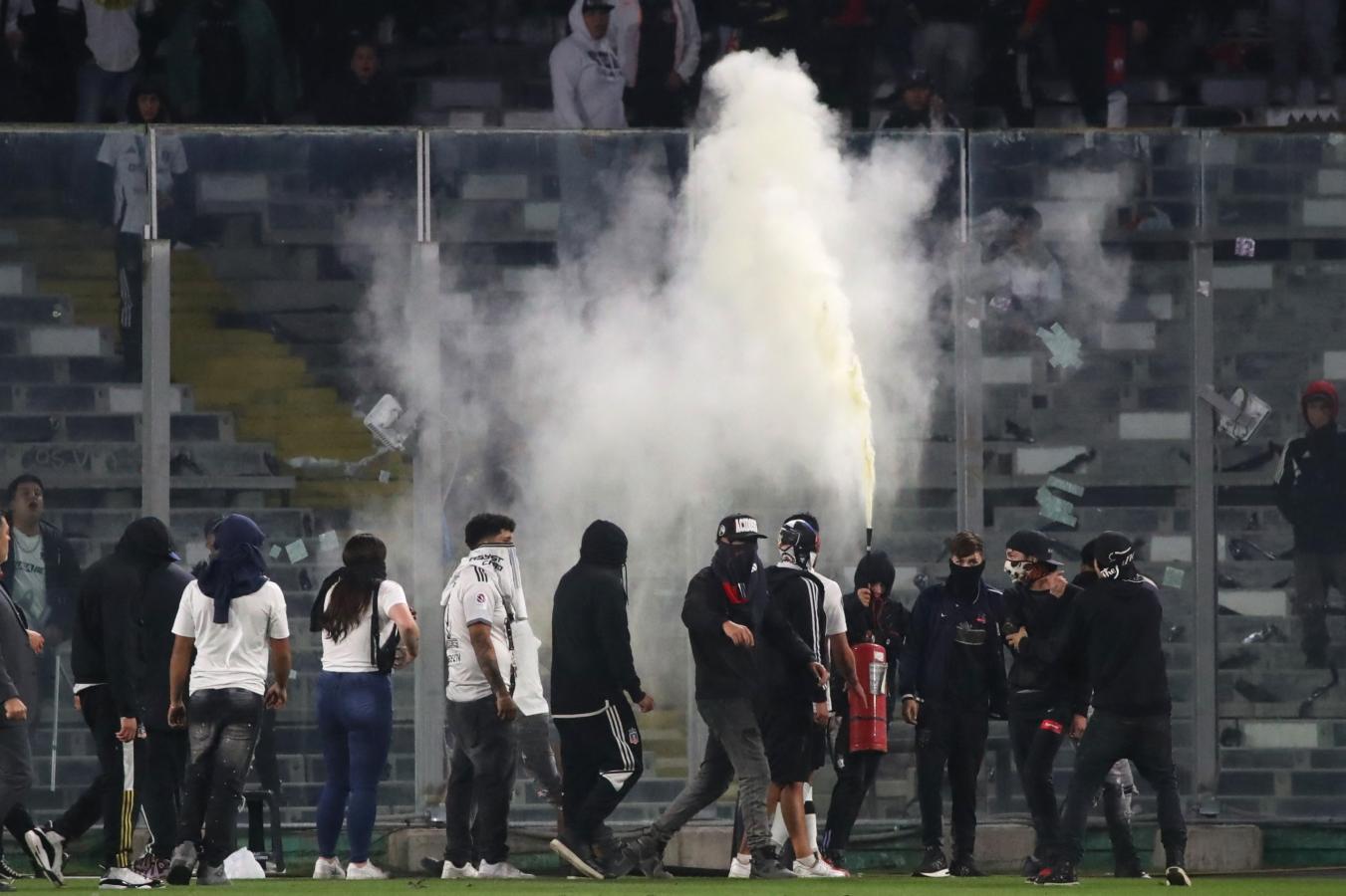 Imagen Los hinchas de Colo Colo suspendieron el partido tras lo ocurrido.