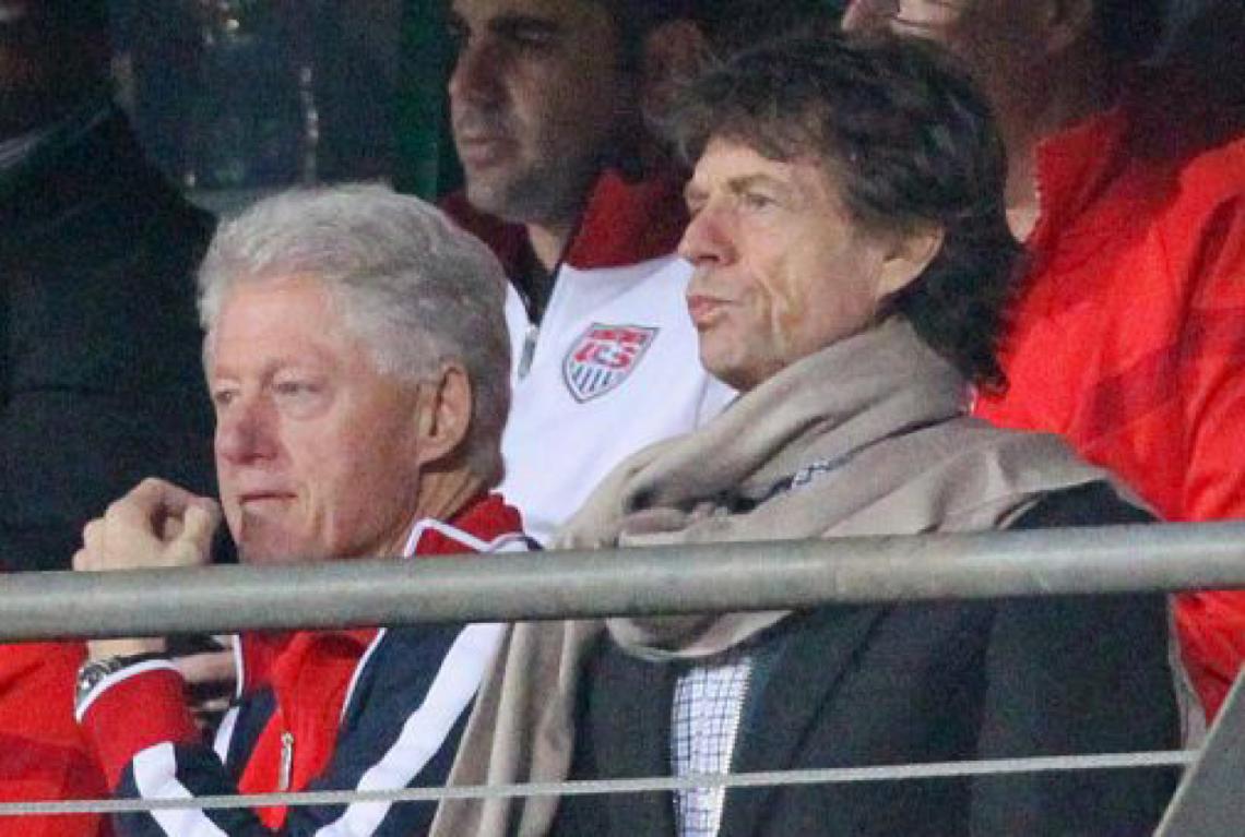 Imagen JAGGER, junto a Clinton, presenciando el partido que Estados Unidos perdió ante Ghana. 