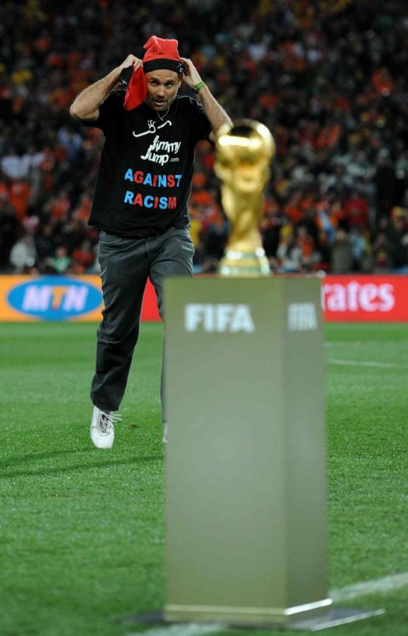 Imagen EN ACCION. Jaume Marquet, más conocido como Jimmy Jump, corre hacia la Copa del Mundo con la intención de ponerle un gorrito.