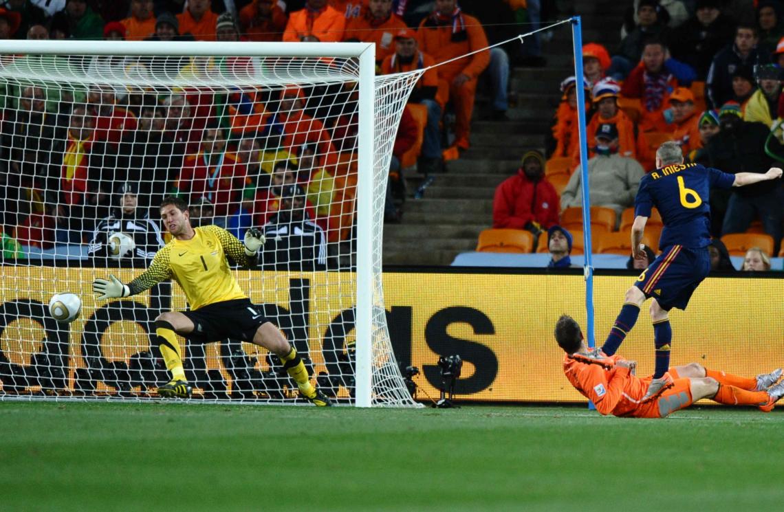 Imagen EL MOMENTO más importante de la historia del fútbol español. Iniesta convierte ante Stekelenburg. (AFP)